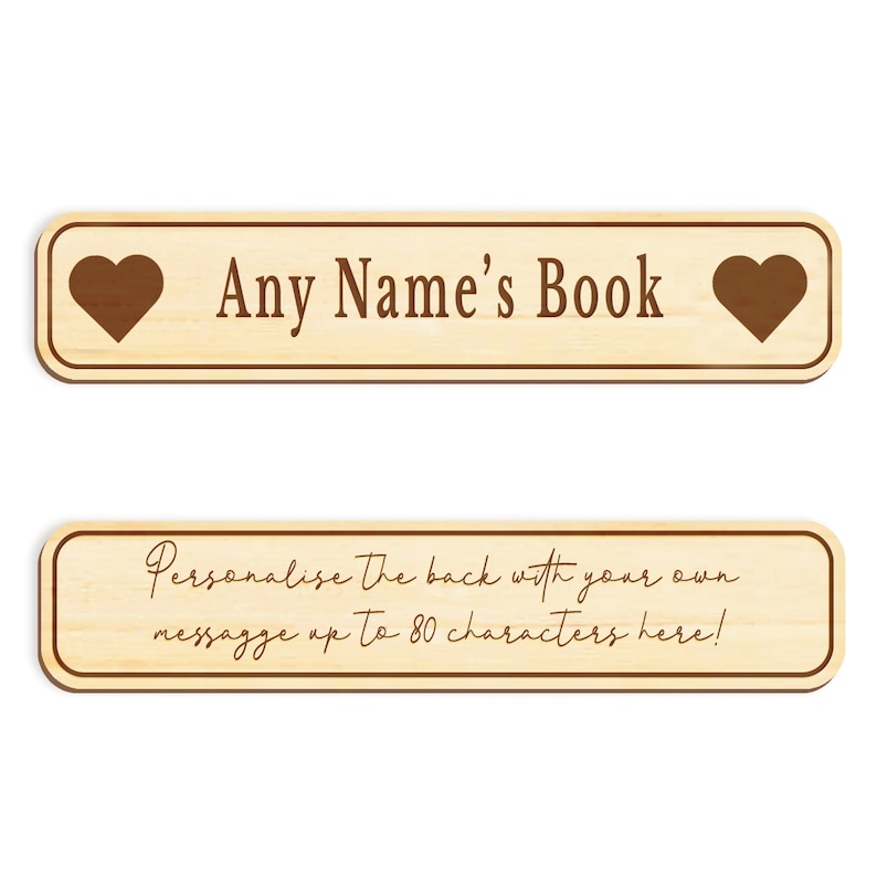 Op de afbeelding: Een houten bladwijzer met een hart aan elk uiteinde en de tekst "Any Name's Book". De onderkant van de bladwijzer heeft de tekst "Personaliseer de achterkant met je eigen bericht tot 80 tekens hier!"