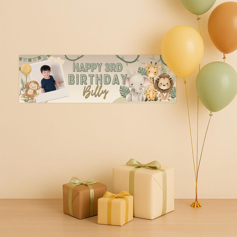Puede incluir: Una pancarta de cumplea&ntilde;os con el texto "HAPPY 3RD BIRTHDAY Billy" e ilustraciones de animales de la jungla. La pancarta est&aacute; decorada con una foto de un ni&ntilde;o y un mono. Varios globos en tonos amarillos y verdes flotan sobre los regalos.