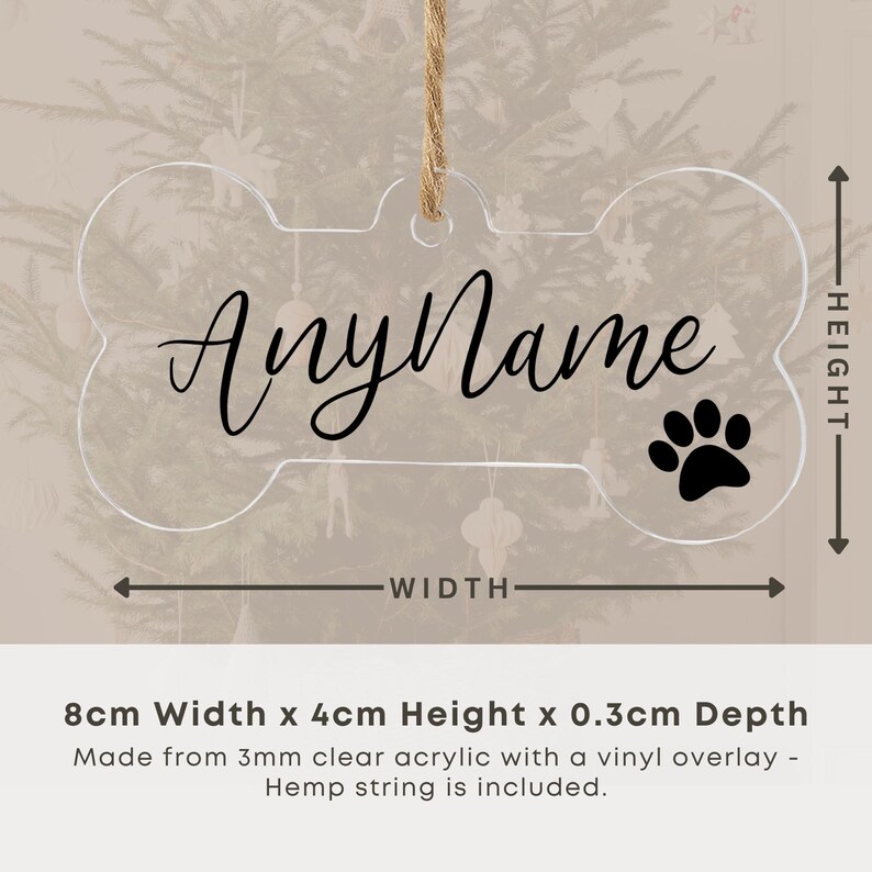 以下が含まれることがあります： 「AnyName」の文字と黒い足跡が特徴の、透明なアクリル製の犬の骨型オーナメント。オーナメントの幅は8cm、高さは4cm、厚さは0.3cmです。吊り下げ用の麻ひもが付属しています。