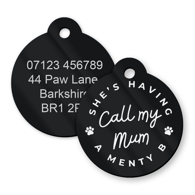 Puede incluir: Dos placas negras para mascotas con texto blanco. Una placa tiene un n&uacute;mero de tel&eacute;fono y una direcci&oacute;n. La otra placa dice "She's having Call my Mum A Menty B" con huellas de patas. Ambas placas tienen un agujero para sujetar.