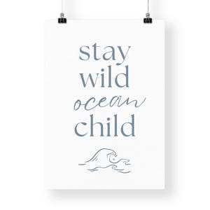 K&ouml;nnte beinhalten: Ein wei&szlig;er druckbarer Poster mit blauem Text, der "stay wild ocean child" lautet, und einer stilisierten blauen Wellengrafik.