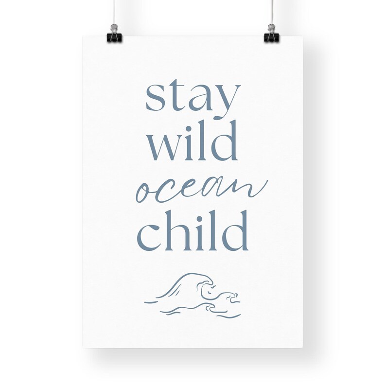 K&ouml;nnte beinhalten: Ein wei&szlig;er druckbarer Poster mit blauem Text, der "stay wild ocean child" lautet, und einer stilisierten blauen Wellengrafik.