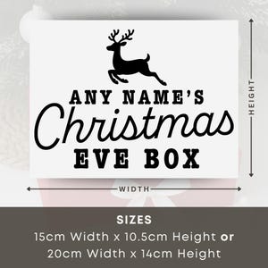 Pu&ograve; includere: Un cartello rettangolare bianco con testo nero e una silhouette di renna. Il testo recita "ANY NAME'S Christmas EVE BOX". Le dimensioni disponibili sono 15 cm di larghezza x 10,5 cm di altezza o 20 cm di larghezza x 14 cm di altezza.