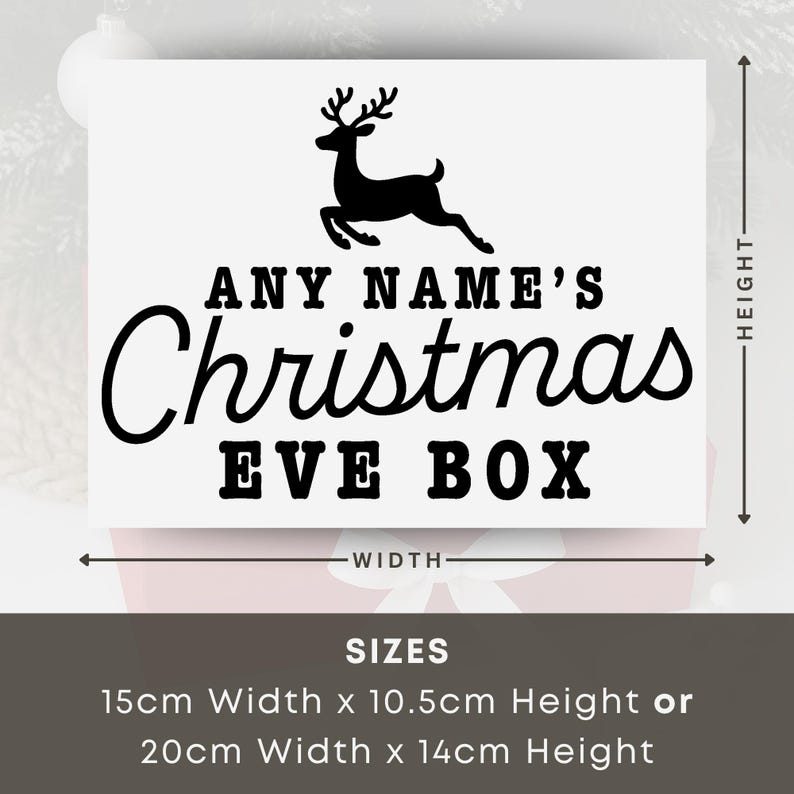 Pu&ograve; includere: Un cartello rettangolare bianco con testo nero e una silhouette di renna. Il testo recita "ANY NAME'S Christmas EVE BOX". Le dimensioni disponibili sono 15 cm di larghezza x 10,5 cm di altezza o 20 cm di larghezza x 14 cm di altezza.