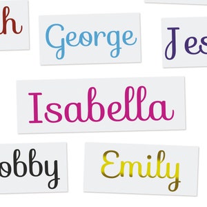 K&ouml;nnte beinhalten: Eine Sammlung bunter Namensschilder mit in Kursivschrift geschriebenen Namen. Die Namen sind: George, Isabella, Emily, Jess und Bobby.