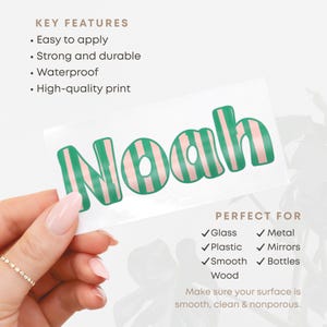 Op de afbeelding: Een witte sticker met de naam "Noah" in groene bubbelletters met roze strepen. De sticker is gemakkelijk aan te brengen, sterk, duurzaam, waterdicht en heeft een hoogwaardige print. Perfect voor glas, metaal, plastic, spiegels, glad hout en flessen.