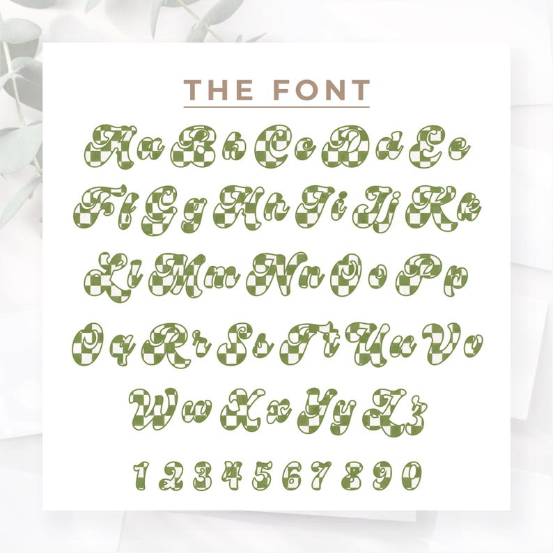 Pode incluir: Um alfabeto completo e os n&uacute;meros 1-0 em uma fonte xadrez verde e branca. As palavras "THE FONT" est&atilde;o acima do alfabeto. A fonte &eacute; um estilo caprichoso e arredondado, ideal para projetos criativos.