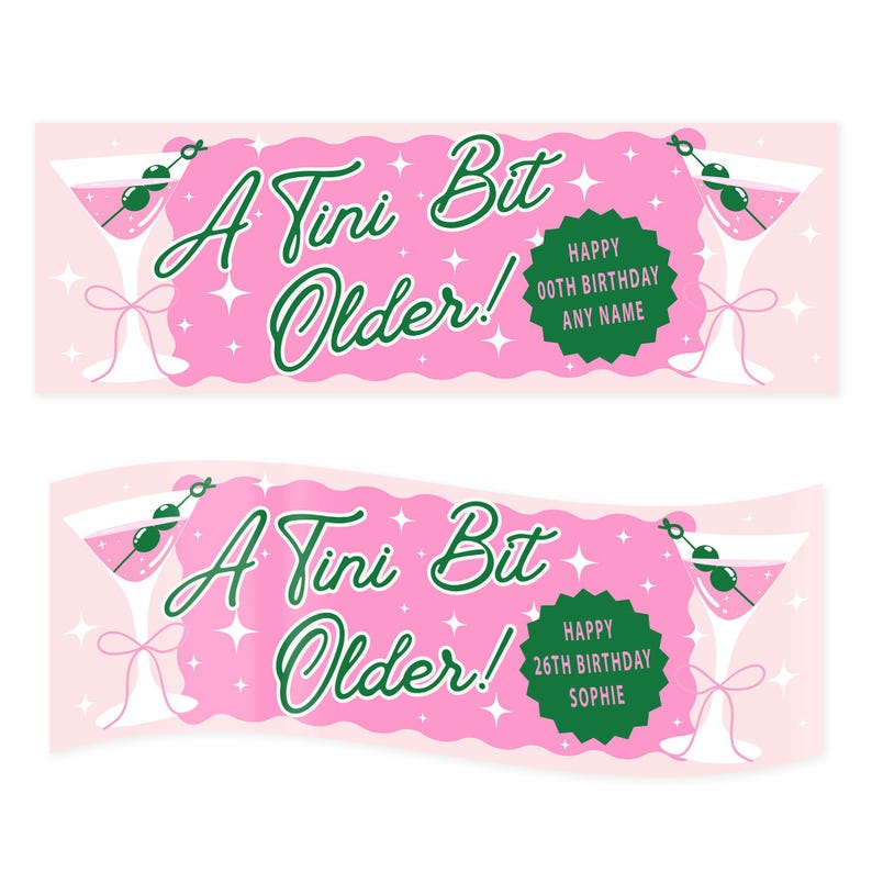 Op de afbeelding: Roze verjaardagsbanner met de tekst "A Tini Bit Older!" in groen schrift. De banner toont martiniglazen, sterren en een groene cirkel met "Happy 00th Birthday Any Name" of "Happy 26th Birthday Sophie".