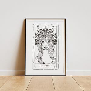 Puede incluir: Ilustraci&oacute;n en blanco y negro de la carta del tarot La Emperatriz con una mujer con una corona de flores y el texto "THE EMPRESS".