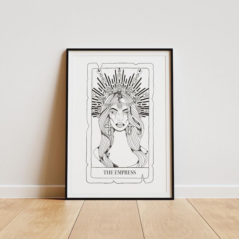 Puede incluir: Ilustraci&oacute;n en blanco y negro de la carta del tarot La Emperatriz con una mujer con una corona de flores y el texto "THE EMPRESS".