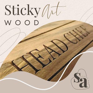 Op de afbeelding: Een houten snijplank met de tekst "Head Chef" erop gegraveerd. De plank is lichtbruin met een natuurlijke houtnerf. De tekst is zwart en staat gecentreerd op de plank. De plank is een product van Sticky Art Wood.