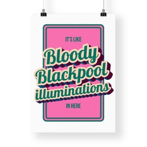 以下が含まれることがあります： ピンク色の長方形と、緑と紫のテキストで「IT'S LIKE Bloody Blackpool illuminations IN HERE」と書かれた白いポスター。テキストは3D効果があり、レトロなスタイルです。