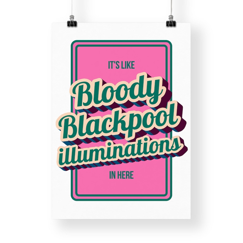 以下が含まれることがあります： ピンク色の長方形と、緑と紫のテキストで「IT'S LIKE Bloody Blackpool illuminations IN HERE」と書かれた白いポスター。テキストは3D効果があり、レトロなスタイルです。