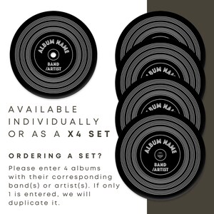 Puede incluir: Cuatro posavasos de vinilo negro y blanco con el texto "Album Name", "Band/Artist" y "Bum NAA". Los posavasos est&aacute;n disponibles individualmente o en un juego de cuatro.