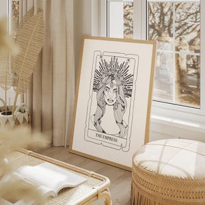 Puede incluir: Ilustraci&oacute;n en blanco y negro de la carta del tarot La Emperatriz con una mujer con una corona de flores y el texto "LA EMPERATRICE".
