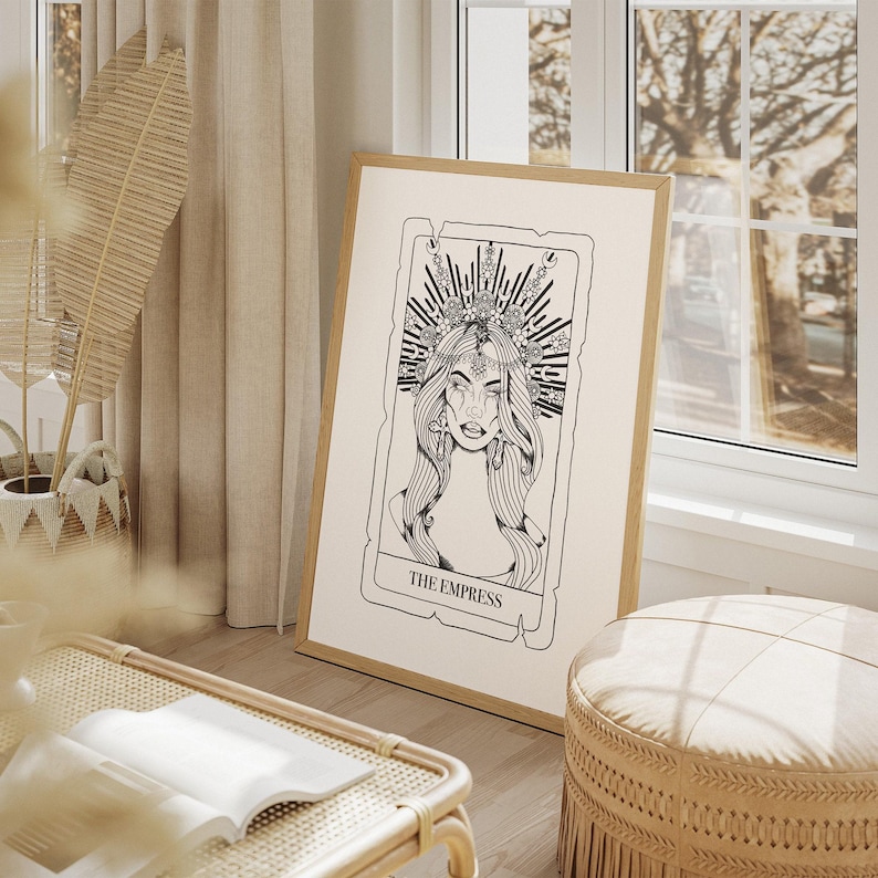 Puede incluir: Ilustraci&oacute;n en blanco y negro de la carta del tarot La Emperatriz con una mujer con una corona de flores y el texto "LA EMPERATRICE".