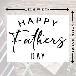 Puede incluir: Una tarjeta blanca con la inscripci&oacute;n "HAPPY Fathers DAY" en negro. La tarjeta mide 15 cm de ancho y 10,8 cm de alto. El fondo incluye una corbata, cubiertos y un regalo.