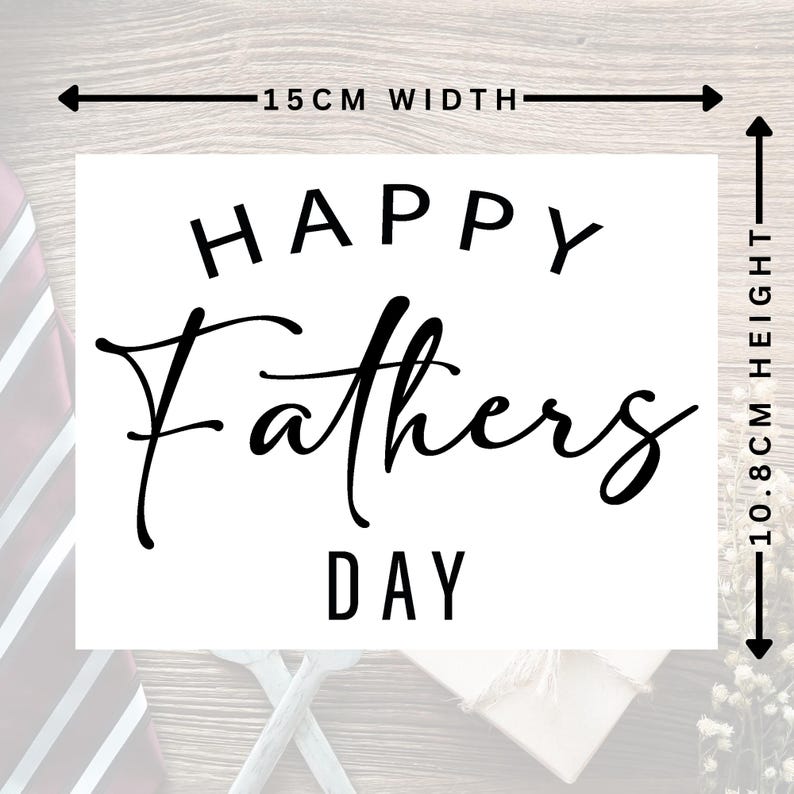 Puede incluir: Una tarjeta blanca con la inscripci&oacute;n "HAPPY Fathers DAY" en negro. La tarjeta mide 15 cm de ancho y 10,8 cm de alto. El fondo incluye una corbata, cubiertos y un regalo.