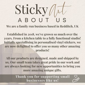 Pode incluir: Gr&aacute;fico creme com o texto "Sticky Art ABOUT US". O texto descreve uma empresa familiar com sede em Redditch, Reino Unido, fundada em 2018, que oferece adesivos de vinil personalizados e outros produtos. A imagem inclui uma mensagem de agradecimento.