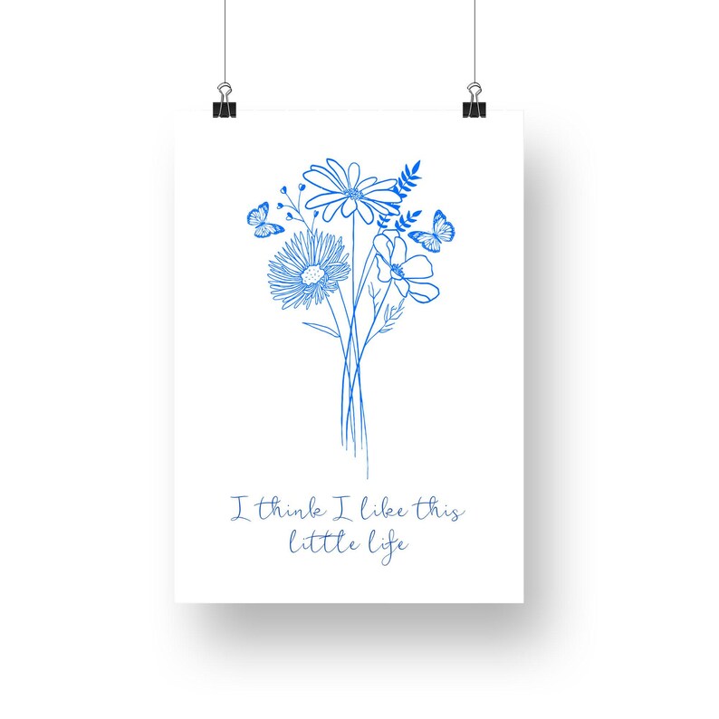 Puede incluir: Un dibujo de l&iacute;nea azul de un ramo de flores con mariposas y el texto "Creo que me gusta esta peque&ntilde;a vida".