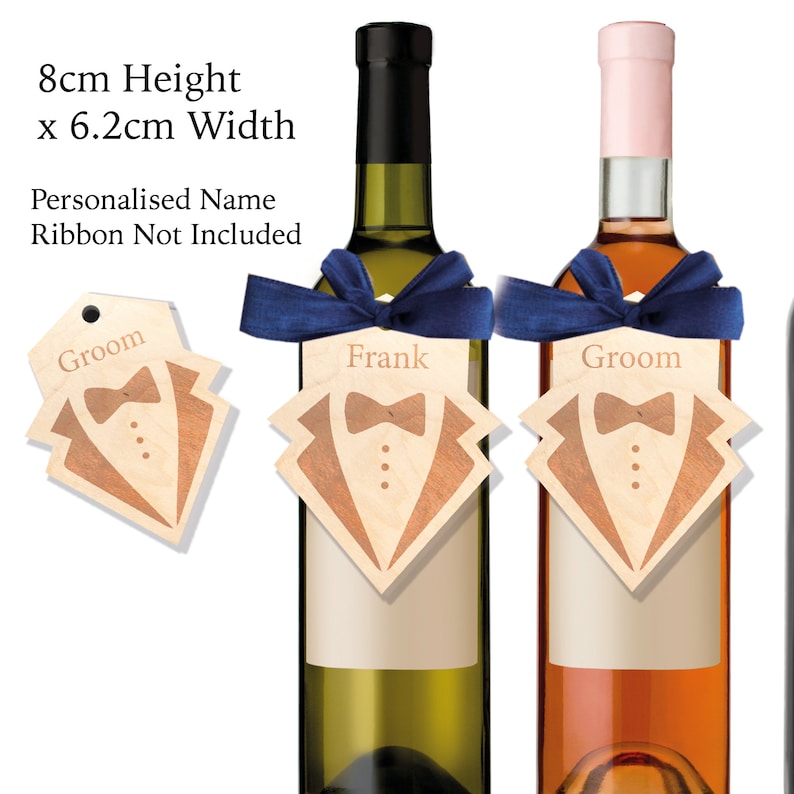 May include: Two wine bottles with personalized wooden tags. The tags are shaped like a tuxedo and have the names "Groom" and "Frank" printed on them. The tags are 8 cm high and 6.2 cm wide.