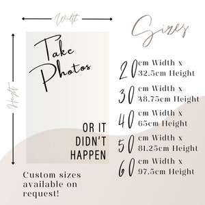 以下が含まれることがあります： 「Take Photos or It Didn't Happen」と書かれた黒い文字の白い看板。看板には、20cm&times;32.5cm、30cm&times;28.75cm、40cm&times;65cm、50cm&times;81.25cm、60cm&times;97.5cmなど、センチメートル単位のサイズ一覧も記載されています。看板には、「カスタムサイズもご要望に応じて承ります！」とも書かれています。