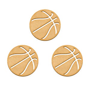 Puede incluir: Tres recortes de madera de balones de baloncesto. Los balones de baloncesto son marrones y tienen un contorno blanco de las costuras.