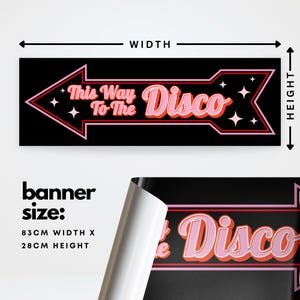 Pu&ograve; includere: Striscione nero con un design a freccia rosa e arancione con la scritta "This Way To The Disco". Lo striscione &egrave; largo 83 cm e alto 28 cm. Lo striscione ha uno stile retr&ograve; e vintage.