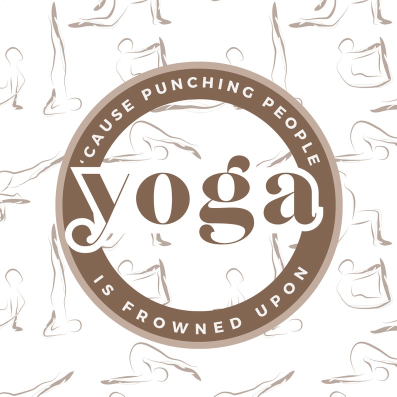 K&ouml;nnte beinhalten: Wei&szlig;er Hintergrund mit sich wiederholendem Muster von Yoga-Posen. Ein braunes kreisf&ouml;rmiges Design in der Mitte zeigt "Yoga" in gro&szlig;en Buchstaben, mit dem Text "'CAUSE PUNCHING PEOPLE IS FROWNED UPON" am Rand.