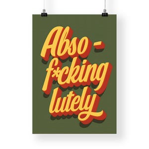 Puede incluir: Un p&oacute;ster con las palabras "Abso-f*cking-lutely" en letras 3D amarillas y rojas sobre un fondo verde oscuro. El p&oacute;ster est&aacute; sujeto por dos clips negros.