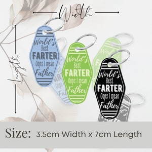 以下が含まれることがあります： モテルのキータグデザインのキーホルダーが3つ。各キーホルダーには、「World's Best FARTER Oops I mean Father」というテキストが、白の文字で異なる色の背景に表示されています。ライトブルー、グリーン、ブラックです。
