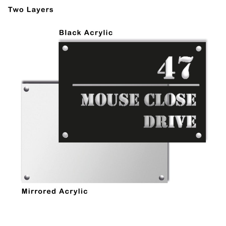 Peut inclure: Une plaque de num&eacute;ro de maison &agrave; deux couches en acrylique noir et acrylique miroir. La plaque comporte le num&eacute;ro 47, "MOUSE CLOSE DRIVE" en lettres blanches.