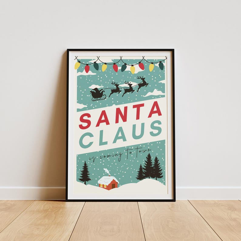 K&ouml;nnte beinhalten: Ein Weihnachtsposter im Vintage-Stil mit blauem Hintergrund und wei&szlig;en Schneeflocken. Das Poster zeigt eine schwarze Silhouette des Weihnachtsmanns in einem Schlitten, der von Rentieren gezogen wird, mit roten und gelben Weihnachtslichtern, die oben angebracht sind. Der Text "SANTA CLAUS is coming to town" ist in roten und schwarzen Buchstaben geschrieben.