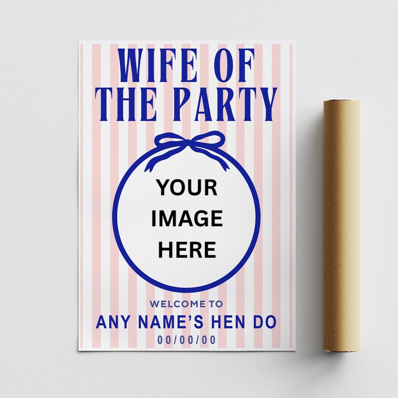 Puede incluir: Un p&oacute;ster con el texto "WIFE OF THE PARTY" en azul, encima de un c&iacute;rculo azul con las palabras "YOUR IMAGE HERE". Debajo, se lee "WELCOME TO ANY NAME'S HEN DO 00/00/00". El fondo tiene rayas verticales rosas y blancas.