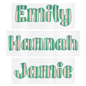 Op de afbeelding: Drie rechthoekige stickers met namen in een bubbellettertype. De namen "Emily", "Hannah" en "Jamie" staan in groene letters met roze verticale strepen. De stickers staan op een witte achtergrond.