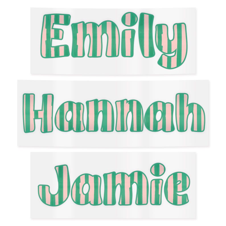 Op de afbeelding: Drie rechthoekige stickers met namen in een bubbellettertype. De namen "Emily", "Hannah" en "Jamie" staan in groene letters met roze verticale strepen. De stickers staan op een witte achtergrond.
