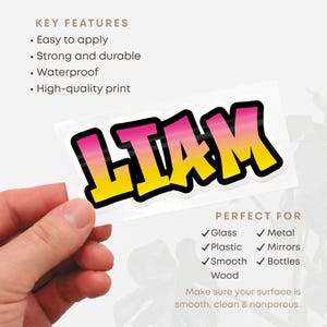 Op de afbeelding: Een sticker met de naam "LIAM" in een graffiti-stijl. De letters zijn roze en geel verlopend met een zwarte rand. De sticker is gemakkelijk aan te brengen, duurzaam, waterdicht en heeft een hoge kwaliteit print.
