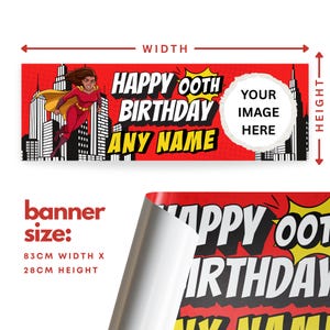 Puede incluir: Una pancarta de cumplea&ntilde;os roja con tem&aacute;tica de superh&eacute;roes. La pancarta presenta una superhero&iacute;na, el texto "HAPPY OOTH BIRTHDAY ANY NAME" y un espacio para una imagen personalizada. La pancarta mide 83 cm de ancho y 28 cm de alto.