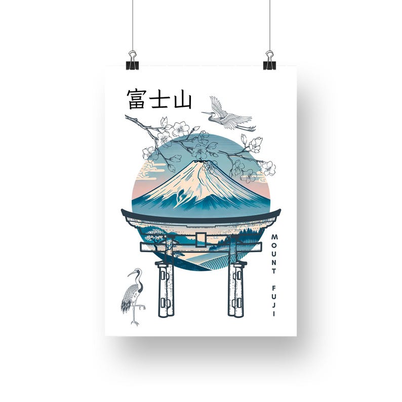 Pu&ograve; includere: Un poster bianco con un'illustrazione in stile giapponese del Monte Fuji. L'opera d'arte include una montagna blu, una gru, fiori di ciliegio e i caratteri giapponesi per il Monte Fuji. Le parole "Mount Fuji" sono scritte verticalmente.
