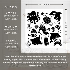 Op de afbeelding: Zwart-witte muurstickers met verschillende zeedieren, waaronder een octopus, narwal, zeeschildpad, dolfijn, kwal en een krab. De stickers zijn verkrijgbaar in drie maten: klein (36 cm x 36 cm), middel (56 cm x 56 cm) en groot (76 cm x 76 cm).