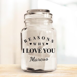 Może przedstawiać: Szklany słoik wypełniony białymi karteczkami, z nadrukiem "Reasons Why I Love You Marcus" na przodzie.