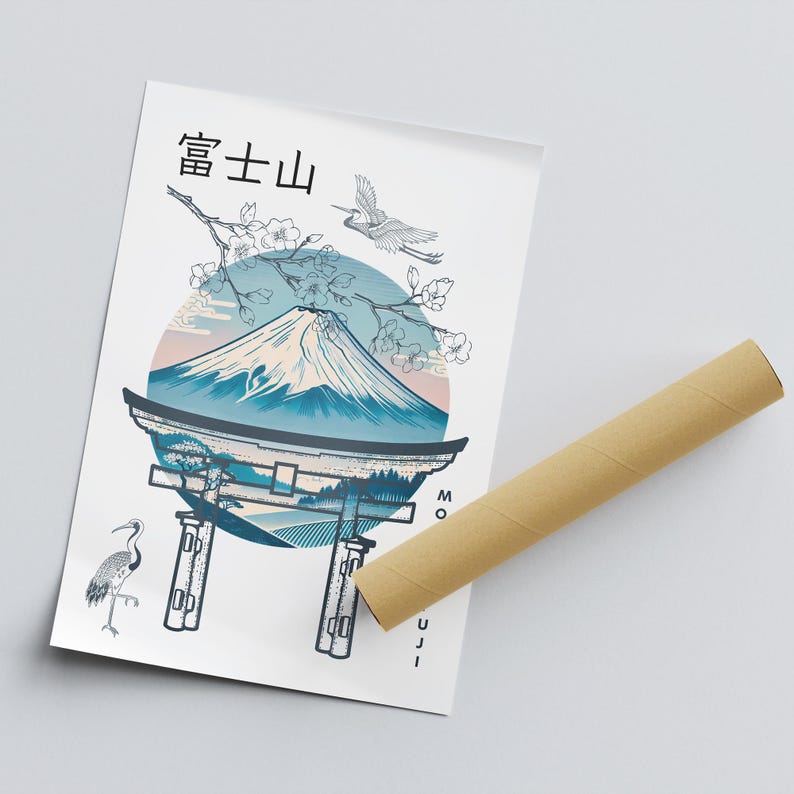 Pu&ograve; includere: Un poster con un'illustrazione in stile giapponese del Monte Fuji, un cancello torii e una gru. Il poster ha uno schema di colori blu, bianco e rosa. I caratteri giapponesi "富士山" sono in alto. Un tubo di poster marrone arrotolato &egrave; accanto.