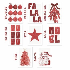 Puede incluir: Un conjunto de tarjetas navide&ntilde;as rojas y blancas. Las tarjetas presentan adornos, mu&eacute;rdago, una estrella, un &aacute;rbol de Navidad y Pap&aacute; Noel. El texto incluye "BAUBLES", "FA LA LA", "MISTLETOE", "HO HO HO", "STAR", "NOEL", "TREE" y "SANTA".