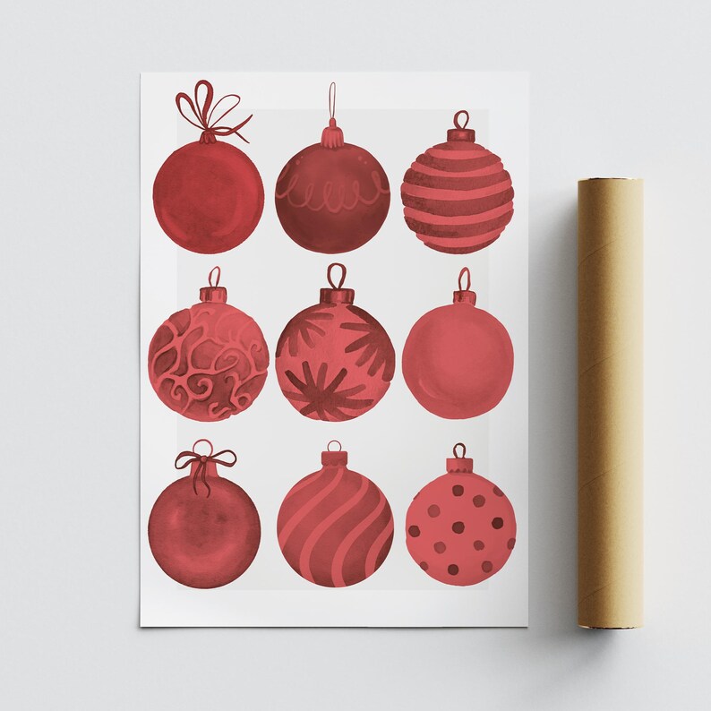 Op de afbeelding: Een print met negen rode kerstballen met verschillende ontwerpen, waaronder strepen en krullen. De ballen zijn gerangschikt op een witte achtergrond. Een opgerolde poster is zichtbaar aan de rechterkant.