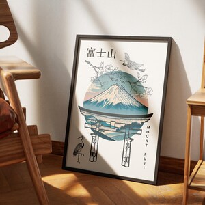 Pu&ograve; includere: Una stampa artistica incorniciata con il Monte Fuji con testo giapponese. L'opera d'arte raffigura la montagna, un cancello torii, una gru e fiori di ciliegio in tonalit&agrave; di blu, bianco e beige. Le parole "Mount Fuji" sono scritte verticalmente.