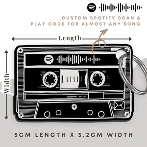 Pu&ograve; includere: Illustrazione in bianco e nero di un nastro cassette con un codice Spotify stampato su di esso. Il nastro &egrave; lungo 5 cm e largo 3,2 cm.