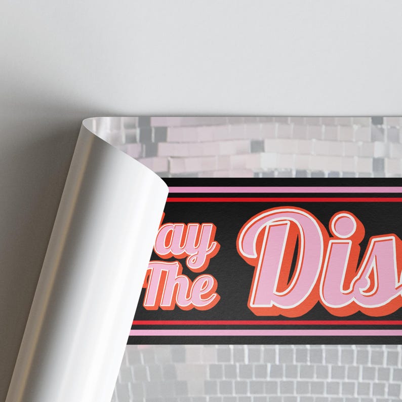 Pu&ograve; includere: Un poster con le parole "Stay The Disco" in lettere rosa e arancioni su sfondo nero. Il poster ha uno sfondo di piastrelle argentate e un bordo bianco arricciato.