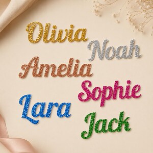 Puede incluir: Recortes de nombres brillantes en oro, plata, cobre, azul, rosa y verde. Los nombres incluyen Olivia, Noah, Amelia, Lara, Sophie y Jack. Ideal para decoraciones de fiesta personalizadas o proyectos de manualidades.