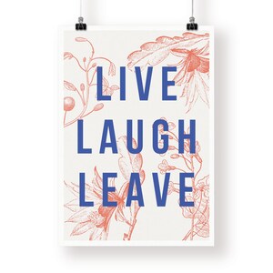 以下が含まれることがあります： ピンクと赤の色合いの花柄が描かれた白いポスター。"LIVE LAUGH LEAVE"というテキストが青で印刷されています。