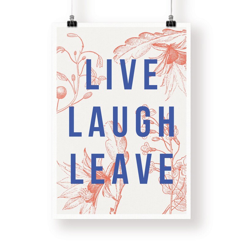 以下が含まれることがあります： ピンクと赤の色合いの花柄が描かれた白いポスター。"LIVE LAUGH LEAVE"というテキストが青で印刷されています。